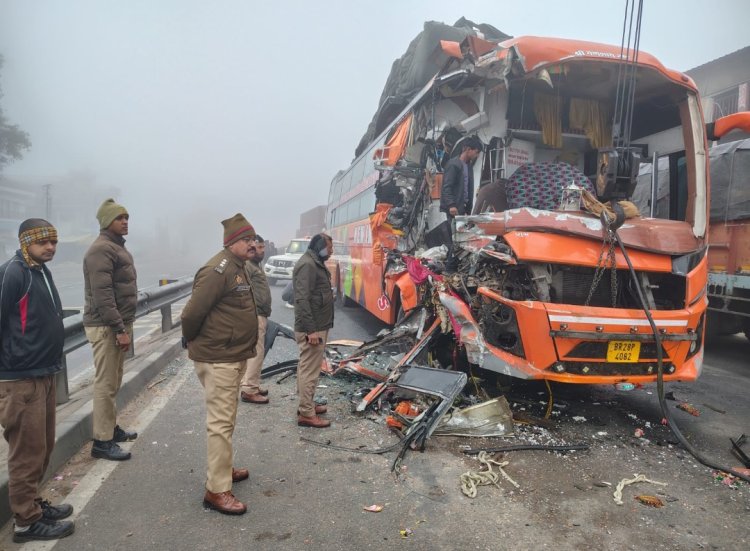 दिल्ली से बनारस जा रही टूरिस्ट बस दुर्घटनाग्रस्त,चालक-क्लीनर घायल