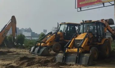 एक्सप्रेस-वे किनारे हो रहे अवैध निर्माण पर चला बुलडोजर
