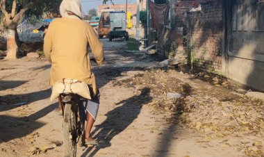 महापौर के निर्देश पर अवधपुरी कालोनी में हुई क्षतिग्रस्त सीवर की मरम्मत