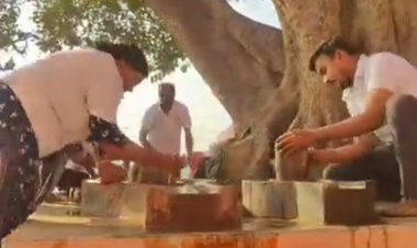 नागा बाबा आश्रम के मुख्य द्वार पर शिवलिंगों और मूर्तियों की स्वच्छता कर सजाया