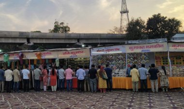 खादी ग्रामोद्योग प्रदर्शनी में लाेगाें काे आकर्षित कर रहें कुटीर एवं लघु उद्योग के उत्पाद