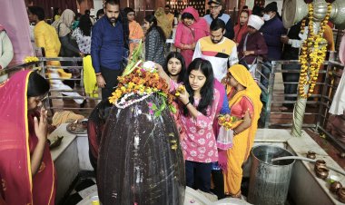 महाशिवरात्रि : श्री काशी विश्वनाथ दरबार में आस्था का जनसैलाब,धाम में श्रद्धालुओं पर पुष्पवर्षा