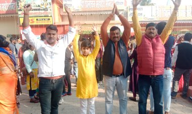 महाशिवरात्रि पर जौनपुर के शिवालयों में उमड़ा आस्था का सैलाब, त्रिलोचन महादेव में डेढ़ किमी लम्बी कतार