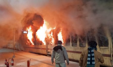 पश्चिम बंगाल में कटवा स्टेशन पर खड़ी ट्रेन में लगी आग, बाहर से साजिश की आशंका