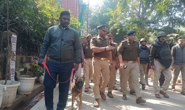 वाराणसी : बम से उड़ाने की धमकी पर कचहरी परिसर में चला सघन चेकिंग अभियान