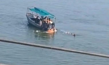 वाराणसी: तुलसीघाट के सामने दो नावों में टक्कर, छोटी नाव डूबी,सभी यात्री सुरक्षित