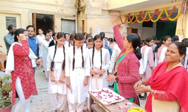 वाराणसी में कड़ी सुरक्षा के बीच यूपी बोर्ड की परीक्षाएं शुरू, छात्राओं पर पुष्पवर्षा