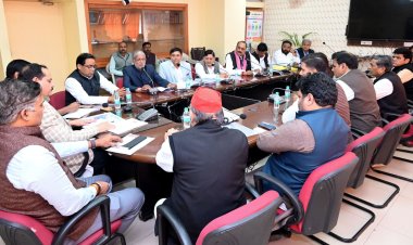 सपा प्रतिनिधिमंडल ने वोट काटने की शिकायत उप्र चुनाव आयोग से की : अखिलेश यादव