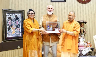 अमेरिकी वैदिक विद्वान डॉ. फ्रॉले ने मुख्यमंत्री से की मुलाकात, कहा- राजनीति का शुद्धिकरण कर रहे योगी आदित्यनाथ