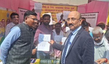 जनपद न्यायाधीश और जिलाधिकारी ने किया कृषि विभाग के स्टॉल का निरीक्षण