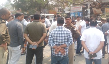 टैक्सी एसोसिएशन के पदाधिकारियों ने वार्षिक टैक्स लगाने का किया विरोध