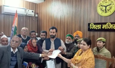 अविमुक्तेश्वरानंद सरस्वती के खिलाफ दर्ज एफआईआर के विरोध में कांग्रेस का प्रदर्शन