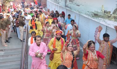 श्रीकृष्ण जन्मभूमि मथुरा से काशी विश्वनाथ धाम के लिए रवाना हुई गुलाल-यात्रा