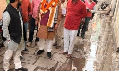गलियों में बहते सीवर पानी को देखकर मंत्री सुरेश खन्ना ने जतायी नाराजगी