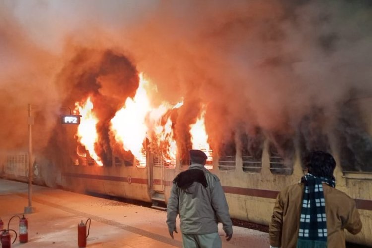 पश्चिम बंगाल में कटवा स्टेशन पर खड़ी ट्रेन में लगी आग, बाहर से साजिश की आशंका
