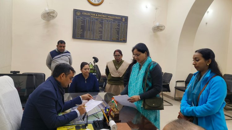 वाराणसी में जिलाधिकारी ने जनता दर्शन में फरियादियों की सुनी समस्याएं