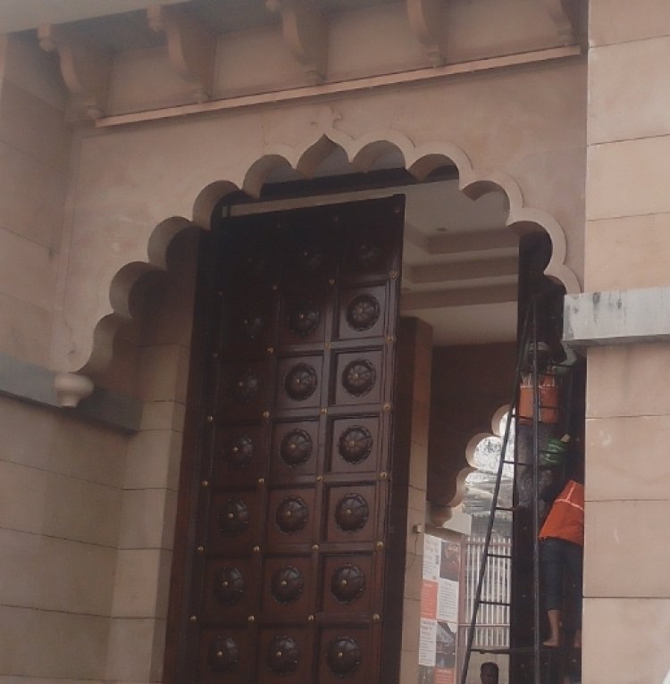 रंग रोगन के बाद चमक उठा श्रीकाशी विश्वनाथ मंदिर का मुख्य द्वार