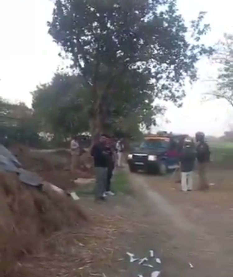 काशी द्वार को लेकर किसानों के विरोध को देखते हुए चनौली गांव में पुलिस बल तैनात