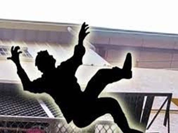 सोसायटी के 15 वीं मंजिल से छलांग लगाकर छात्र ने की आत्महत्या