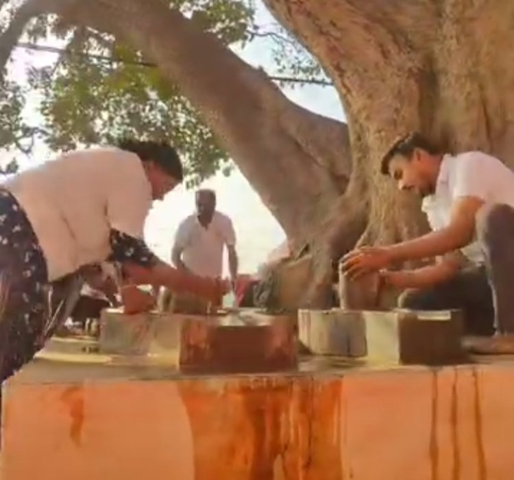 नागा बाबा आश्रम के मुख्य द्वार पर शिवलिंगों और मूर्तियों की स्वच्छता कर सजाया