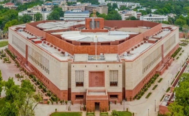 लोकसभा में विपक्ष का हंगामा, कार्यवाही 12 बजे तक स्थगित, राज्यसभा में कार्यवाही जारी