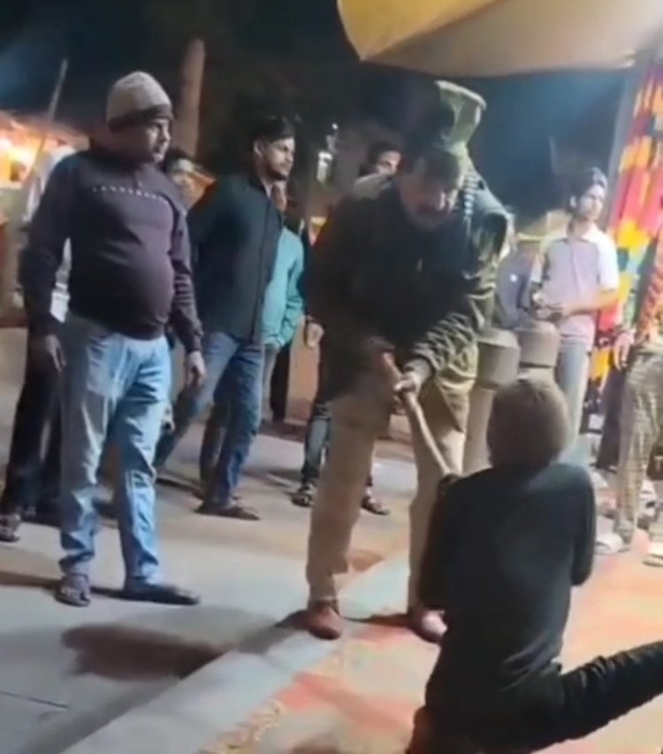 विंध्याचल मंदिर परिसर में पुलिसकर्मी द्वारा दिव्यांग को लाठी से मारने का वीडियो वायरल, जांच शुरू