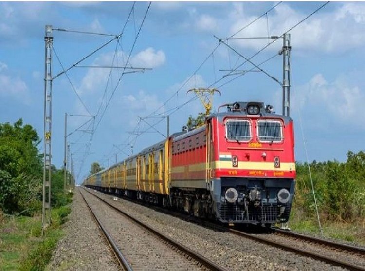 लखनऊ में ट्रेन से कटकर दो युवतियों की मौत