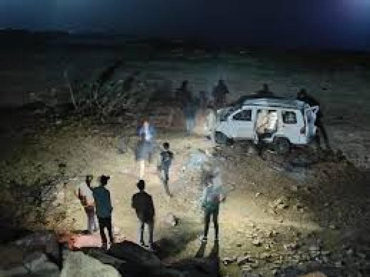 विदिशाः 30 फीट गहरे तालाब में गिरी तेज रफ्तार कार, 3 बारातियों की मौत और 7 घायल