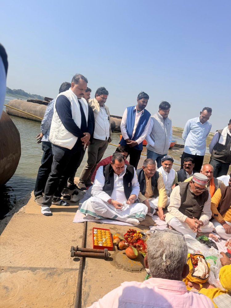 मीरजापुर के हरसिंहपुर गंगा घाट पर पीपा पुल निर्माण का शुरू, श्रद्धालुओं को मिलेगी राहत