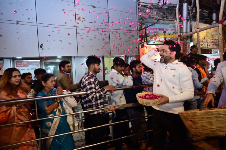 श्रीकाशी विश्वनाथ मंदिर में दर्शनार्थ पहुंचे लाखों श्रद्धालु, मुख्य कार्यकारी अधिकारी ने किया स्वागत