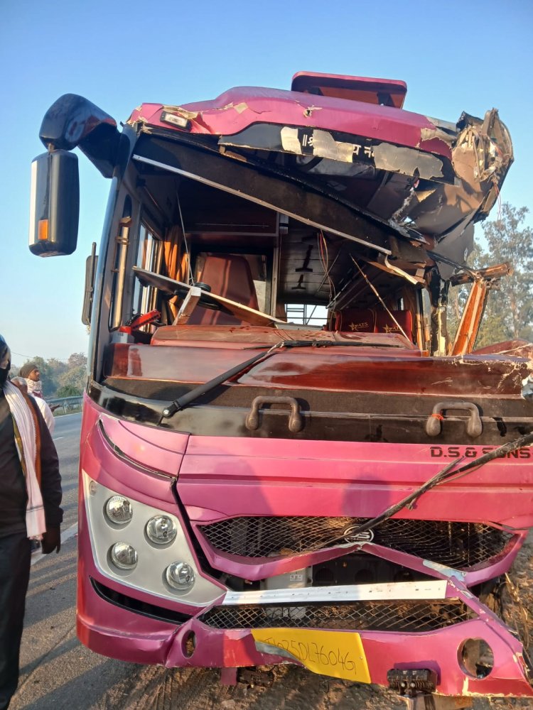 छात्रों को लेकर पटना जा रही बस दुर्घटनाग्रस्त, दो शिक्षकों की मौत, 11 छात्र जख्मी