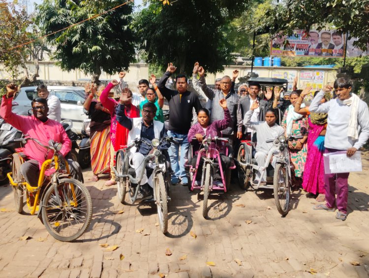 दिव्यांगजनों ने अंत्योदय राशन कार्ड सहित कई मांगों को लेकर किया प्रदर्शन, डीएसओ ने दिया आश्वासन