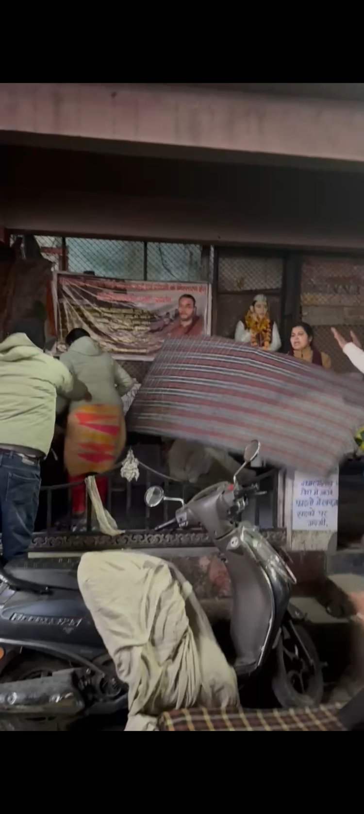 कूड़ा फेंकने पर पालिकाध्यक्ष से मांगी माफी