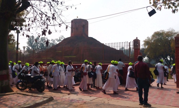 श्रीलंका से बौद्ध धर्म अनुयायियों का समूह पहुंचा सारनाथ के चौखंडी स्तूप