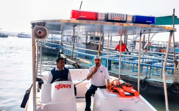 वाराणसी में नौका दुर्घटना के बाद गंगा तट पर यात्रियों को स्वच्छता और सुरक्षा के प्रति किया सचेत