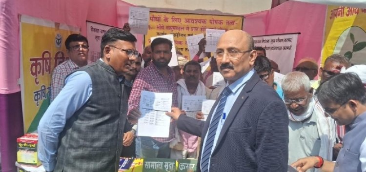 जनपद न्यायाधीश और जिलाधिकारी ने किया कृषि विभाग के स्टॉल का निरीक्षण