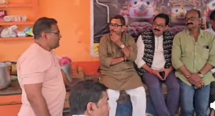 विधायक डाॅ नीलकंठ ने चाय की चुस्की लेते हुए नव मतदाता अभियान और जनसमस्याओं पर की चर्चा