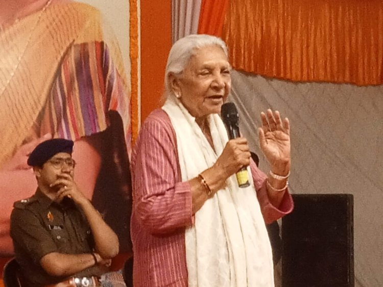 राज्यपाल ने वाराणसी के असवारी गांव में ग्रीन आर्मी की महिलाओं से किया संवाद,कार्यों को सराहा