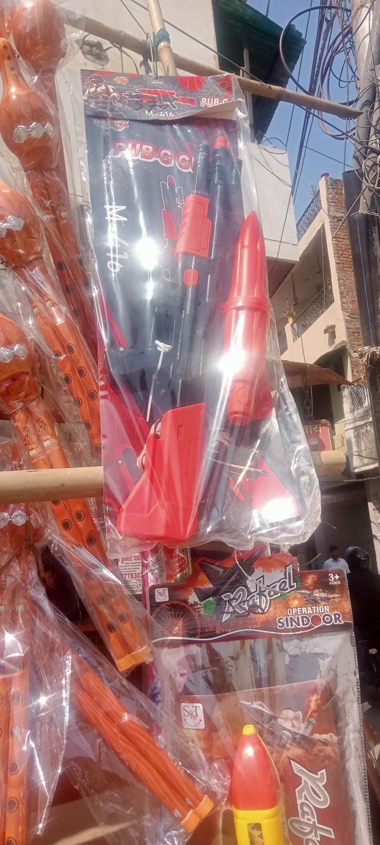 होली में ब्रह्मोस मिसाइल एवं सिन्दूर थीम से बनी पिचकारियों से सज गई दुकानें