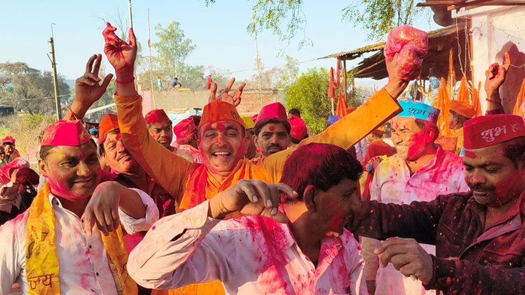 राधा-कृष्ण और शिव-पार्वती संग मनी रंगभरी एकादशी, उड़ा अबीर-गुलाल