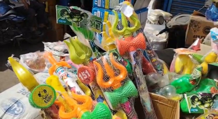 होली से पहले बाजारों में खरीदारी का उफान, हाईटेक पिचकारियों की धूम