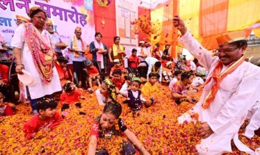 होली के रंग त्रिशला के संग: फूलों, भावनाओं और समावेशन की होली