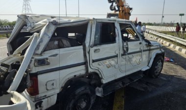 पूर्वांचल एक्सप्रेसवे पर बोलेरो का टायर फटने से हुआ भीषण हादसा, तीन की मौत