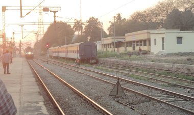 हाई स्पीड ट्रेन के सामने कूदा युवक, गैंगमैन को खींचकर बचाई जान