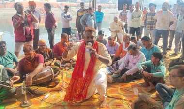 गोपी घाट पर गूंजे पारंपरिक फाग गीत, होली के रंग में सराबोर हुए लोग