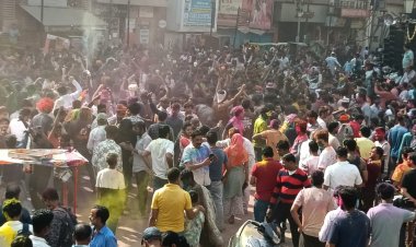 रंगों के पर्व होली पर काशी में चहुंओर उल्लास और मस्ती के बीच उड़ रहे रंग और गुलाल