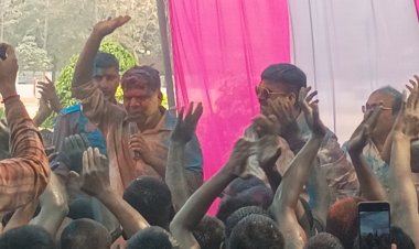 पुलिस लाइन में रंगोत्सव की धूम, डीएम-एसपी ने गाया ‘होली खेले रघुबीरा’, जवानों संग जमकर खेली होली