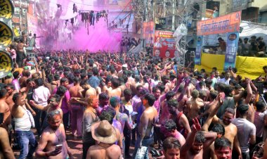 प्रयागराज के ठठेरी बाजार में जमकर उड़ा गुलाल,खेली गई ऐतिहासिक होली