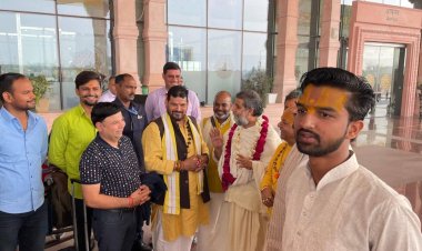 दशरथ महल महंत स्वामी देवेन्द्र प्रसादाचार्य अबू धाबी से अयोध्या पहुंचे