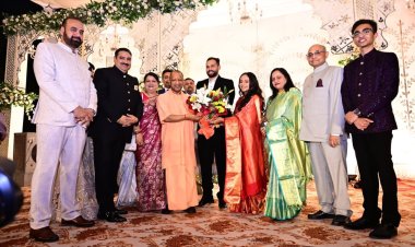 मुख्यमंत्री योगी पहुंचे प्रयागराज, अलग-अलग जगहाें पर दाे नवदंपतियाें काे दिए आशीर्वाद